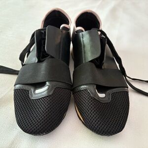 Balenciaga Race Runner Leather Mesh Black Pink
Low Top Sneakers 39 | 8|